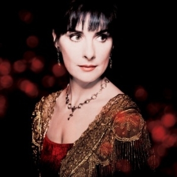 Открыть музыку исполнителя Enya Портрет Enya