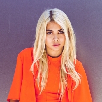 Обложка «Curious» — Hayley Kiyoko