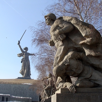 Оформление подборки «Песня-сказ о Мамаевом Кургане (На Мамаевом Кургане тишина)»