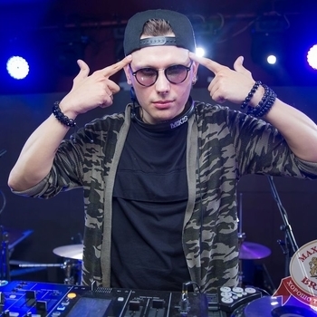 Слушать «Цвет настроения чёрный (Dj Mikis Remix) (Single 2020)» — Dj Mikis feat Егор Крид, Филипп Киркоров Обложка «Цвет настроения чёрный (Dj Mikis Remix) (Single 2020)» — Dj Mikis feat Егор Крид, Филипп Киркоров